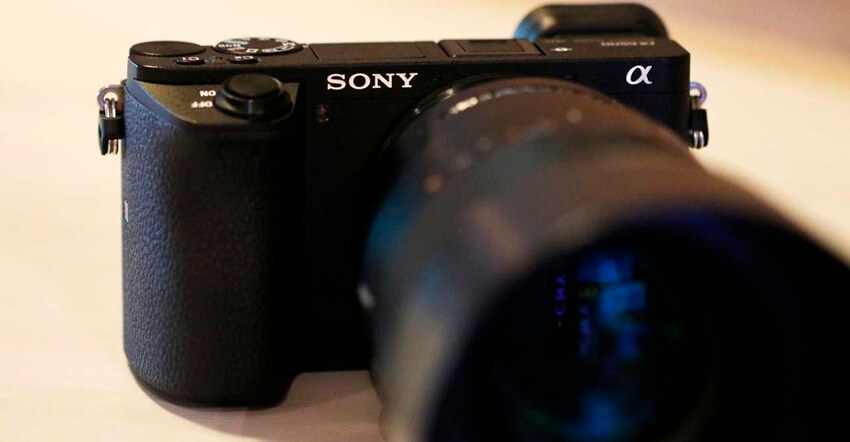 Sony-A6500-Lua-chon-may-anh-Sony-cu-on-dinh-nhat-de-quay-vlog-va-chup-anh-du-lich