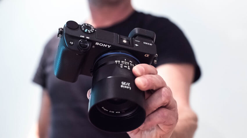 Sony-A6500-Lua-chon-may-anh-Sony-cu-on-dinh-nhat-de-quay-vlog-va-chup-anh-du-lich