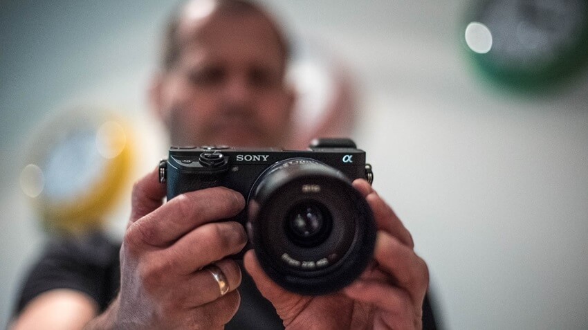 Sony-A6300-lua-chon-may-anh-Sony-cu-manh-me-cho-quay-vlog-va-chup-anh