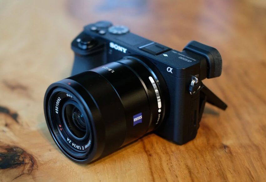 Sony-A6500-Lua-chon-may-anh-Sony-cu-on-dinh-nhat-de-quay-vlog-va-chup-anh-du-lich