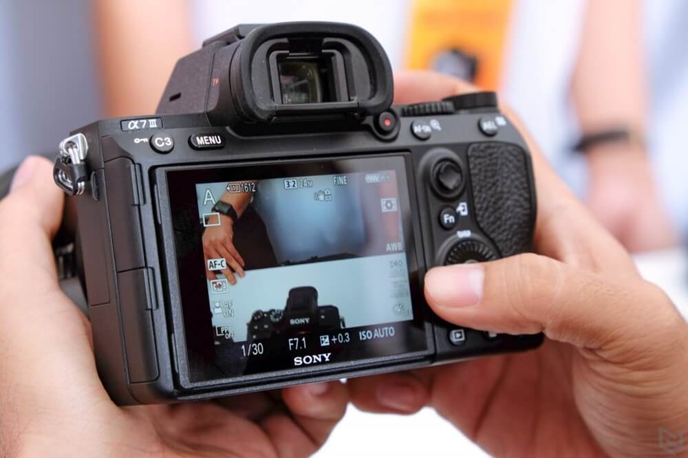sony-a73-gia-re
