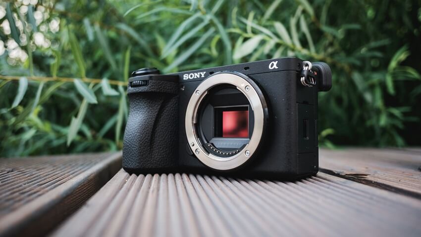 so-sanh-sony-a6700-cu-voi-zv-e10-dau-la-lua-chon-tot-nhat-cho-content-creator